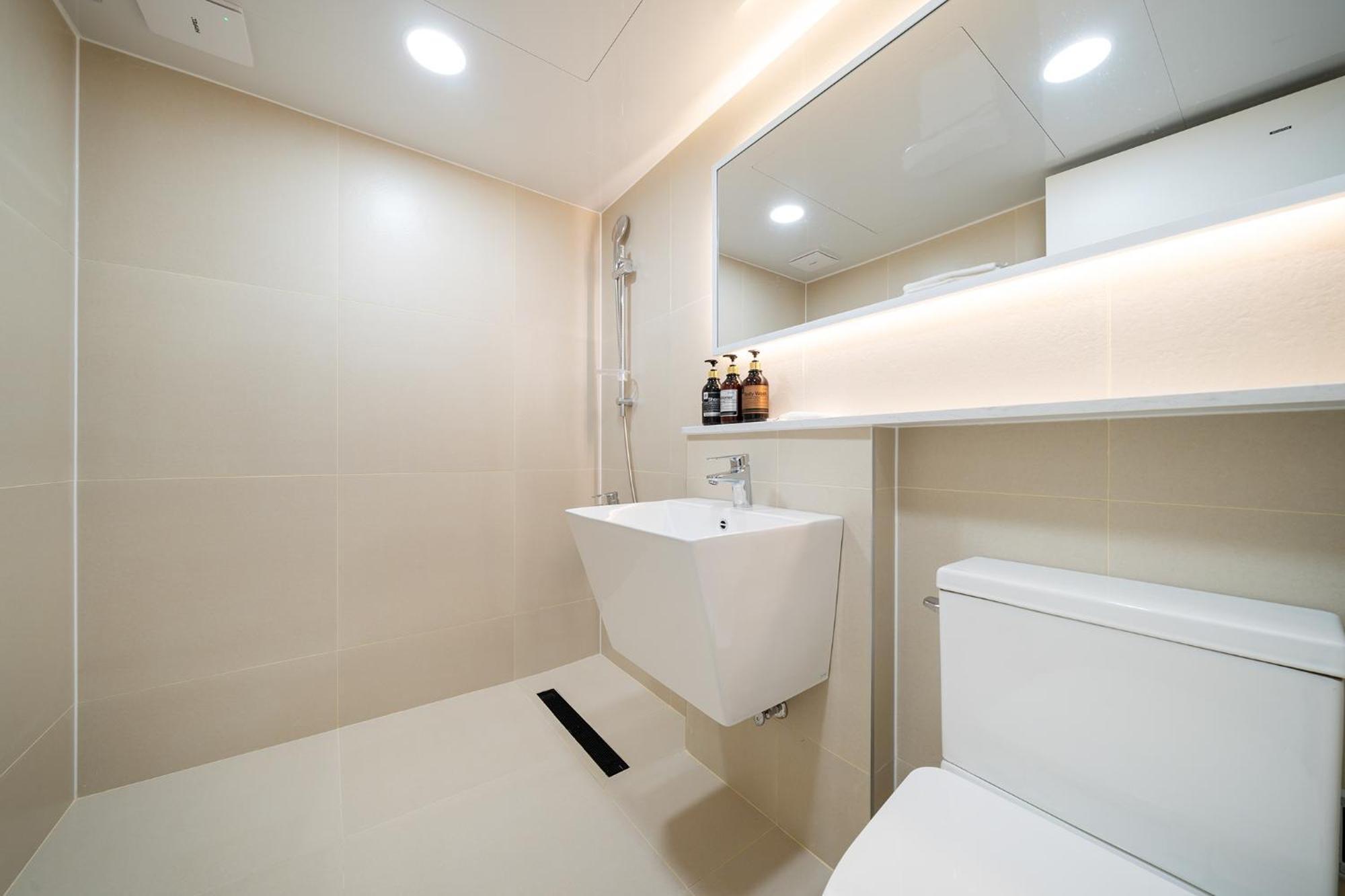 Mono Hotel Suwon Exteriör bild