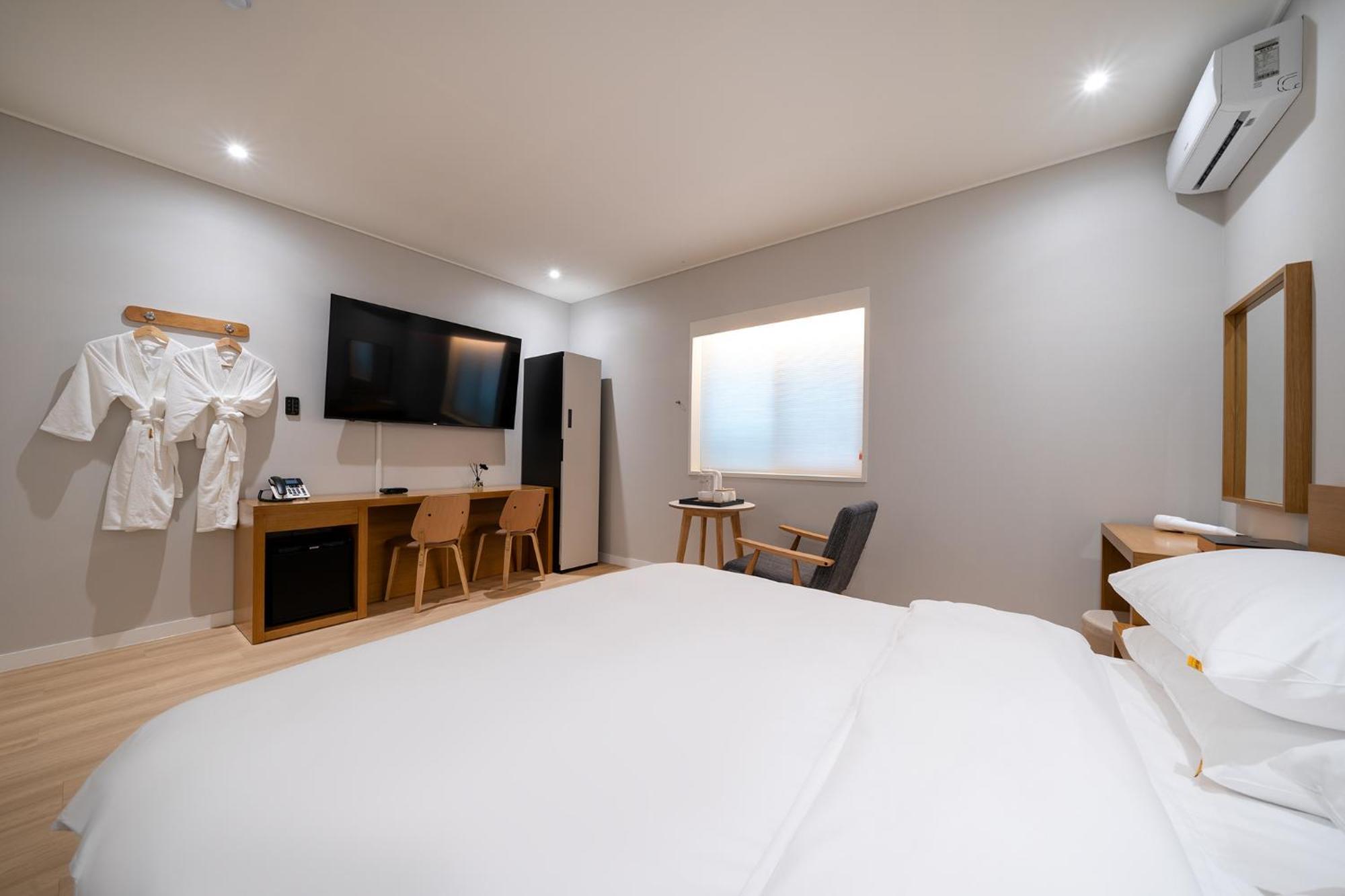 Mono Hotel Suwon Exteriör bild
